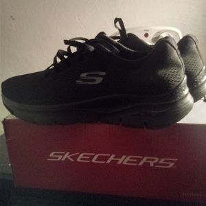 Sketchers Sneakers